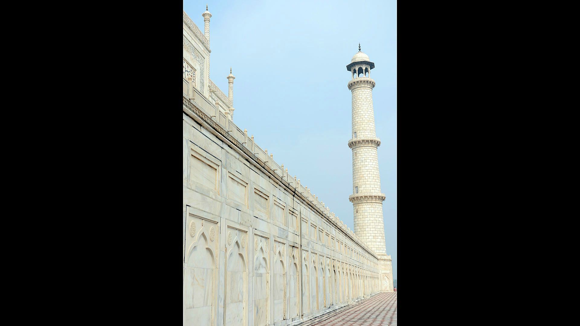 Taj Mahal - jeden z siedmiu cudów nowożytnego świata. Indyjskie Mauzoleum wzniesione przez Szahdżahana z Dynastii Wielkich Mogołów na pamiątkę ukochanej żony Mumtaz Mahal